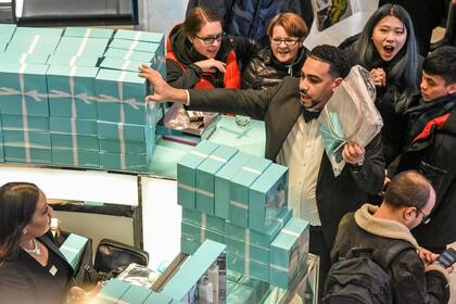 Los compradores se agolpan en los negocios y tratan de aprovechas las mejores oferrtas