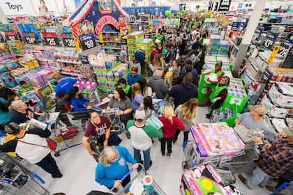 Mucha personas aprovechan a comprar los regalos navideños