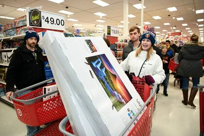 Una mujer festeja tras haber conseguido los artículos que buscaba en una tienda de Minnesota