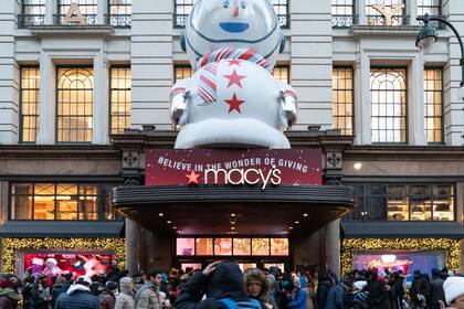 Los clientes esperan, sin importar el frío, afuera de la tienda de Herald Square Macys Flag para las primeras ventas del Black Friday