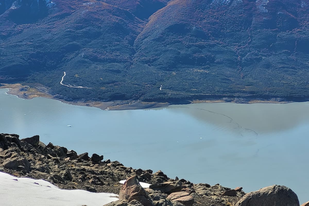 En fotos difundidas en mayo pasado, se veía una mancha negra en el lago Argentino