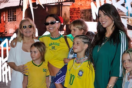 En fotos: el particular look “futbolero” de Wanda Nara y su familia en la presentación de su nueva canción
