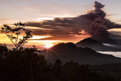 En fotos: el volcán Agung está a punto de erupcionar en Bali y hay 100 mil evacuados