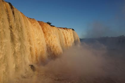 En fotos. Impactantes imágenes del caudal de las Cataratas del Iguazú