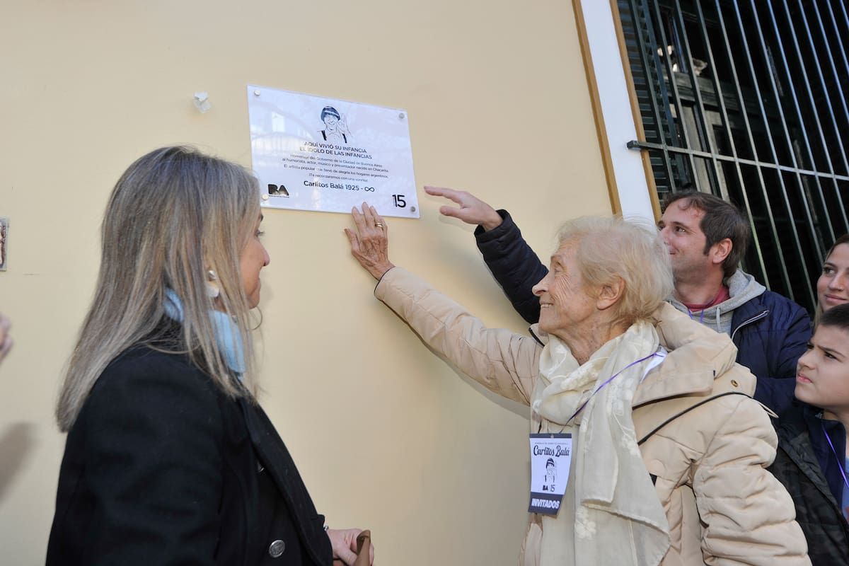 En fotos: la emoción de la viuda de Carlitos Balá, Martha Venturiello, en un acto de homenaje al reconocido animador infantil