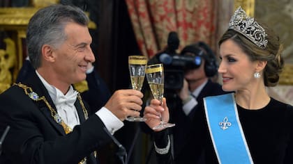 El brindis en el que Letizia corrigió a Macri a la hora de alzar la copa con agua en lugar de la de champagne