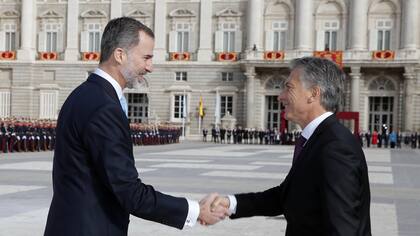 El saludo formal entre Felipe y Macri, en el primer día de la visita
