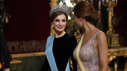 Letizia y Juliana desplegaron su elegancia en distintos momentos de la visita