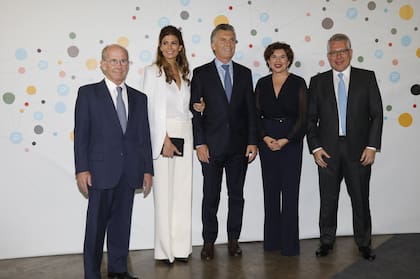 El presidente Mauricio Macri y Juliana Awada junto a Julia Pomares, Sergio Kaufman y Jorge Mandelbaum en la cena de CIPPEC