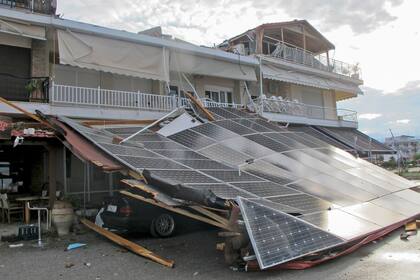 En fotos: una tormenta de viento y granizo causó la muerte de seis turistas en Grecia