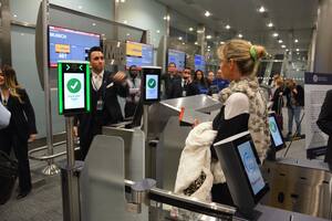 En fracciones de segundos, los sistemas biométricos comparan la imagen del pasajero con los documentos archivados en la base de datos del CBP