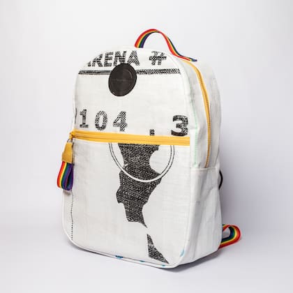 En Fracking Design crean zapatos, mochilas, riñoneras y otros accesorios, en colores neutros y sin género.