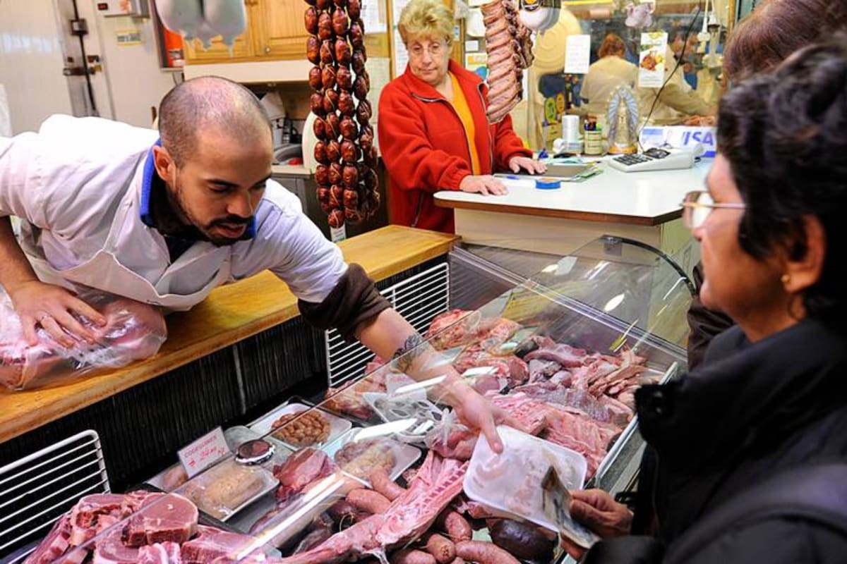 En Francia, activistas por los derechos de los animales denunciaron a una cadena de supermercados que vendía liebres y otras especies enteras y en bandeja