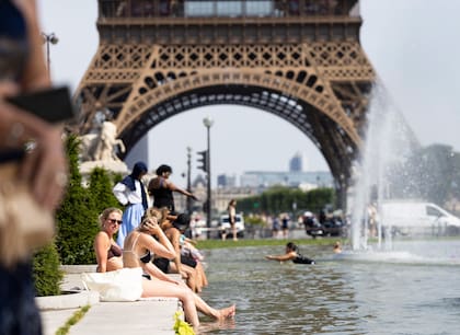 En Francia, las autoridades de salud anunciaron este domingo que desde el 24 de junio se notificaron unas 1000 muertes más de lo habitual. La agencia nacional de salud pública de ese país precisó que la incidencia afecta principalmente a los mayores de 65 años y destacó que se contabilizó además un aumento del 40% de los fallecimientos ocurridos en el domicilio.