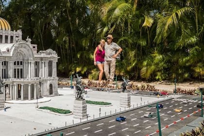 En Francia, México o Japón, media decena de réplicas en pequeña escala de monumentos y ciudades