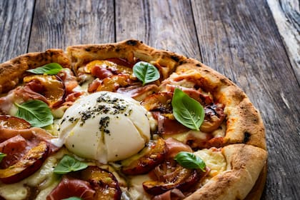 En francisca del fuego las pizzas de masa madre son la estrella, pero los platitos para empezar incluyen una burrata con panceta crocante