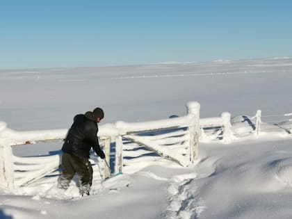 En Fuentes del Coyle, una tranquera con nieve