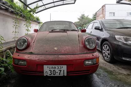 En Fukushima encontraron cientos de autos clásicos abandonados luego del desastre nuclear