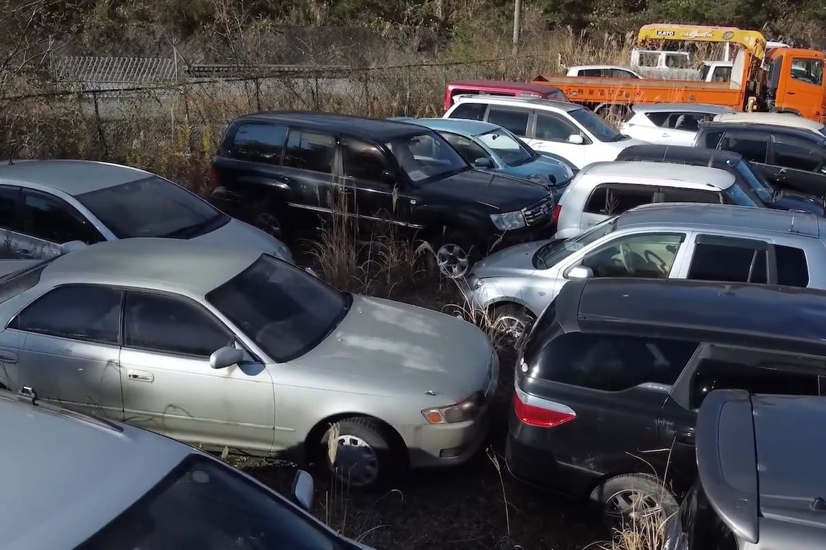 En Fukushima encontraron cientos de autos clásicos abandonados luego del desastre nuclear