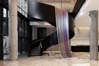 En Fundación Santander, Nina Kunan transformará el hall del edificio corporativo en un escenario íntimo y teatral al activar su obra Balayage