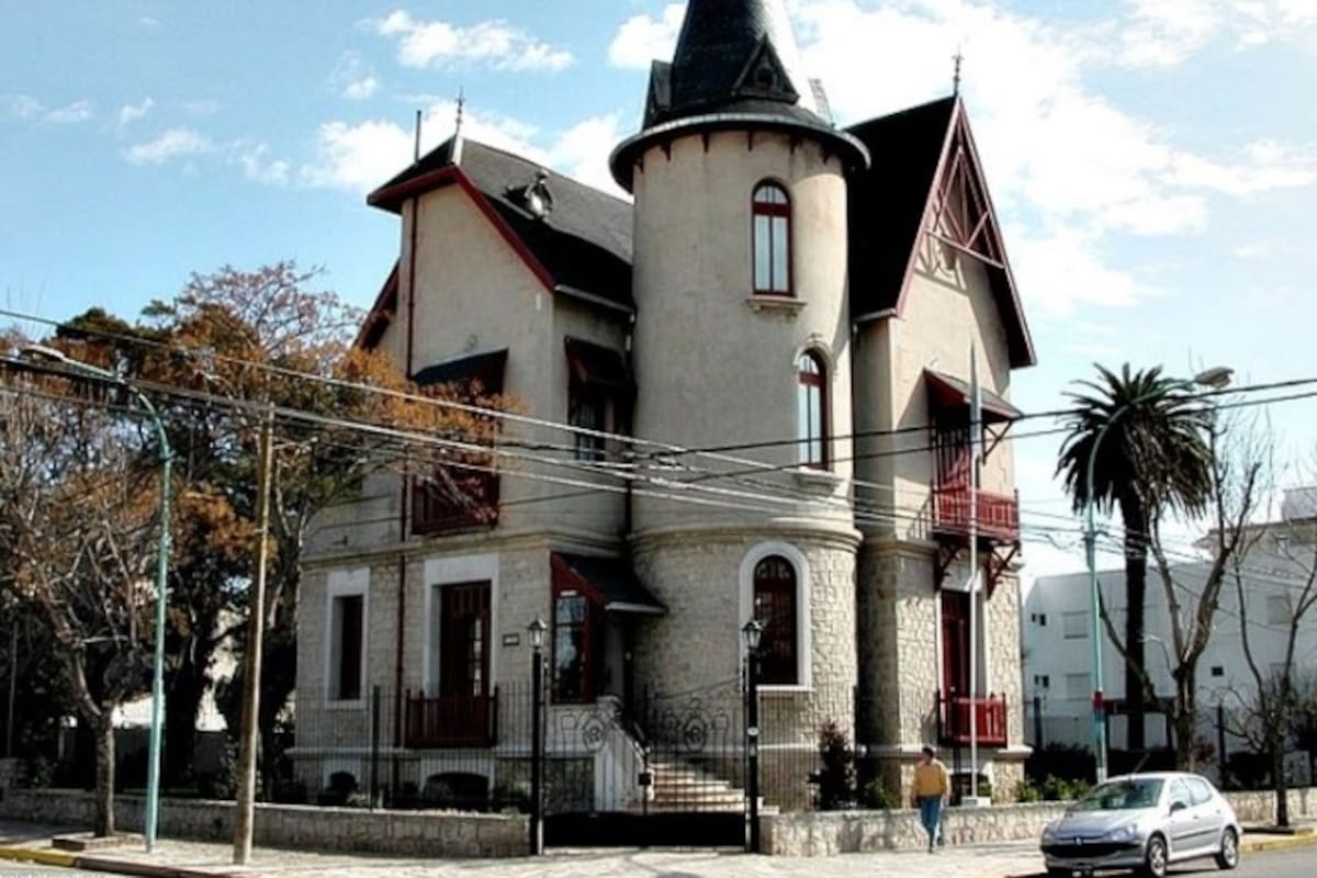 En Garay 1802 se erige la Villa Santa Paula, la vivienda que Dardo Rocha le regaló a su esposa en Mar del Plata