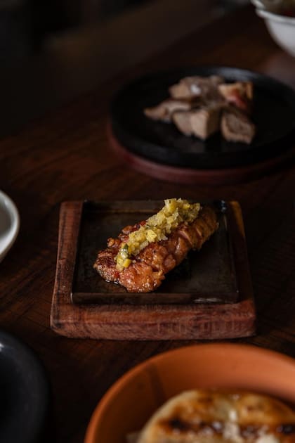 En Gaucha, mollejas de corazón con algas (lechuga de mar y alga nori) cosechadas en el sur del país, con criolla de limones y burrito