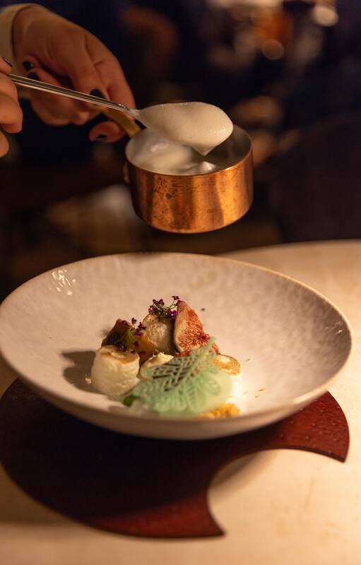 En Gemellus, higos confitados con claras de huevo al vapor con lima, crema de flores, sorbete de menta y sambayón de queso blanco.