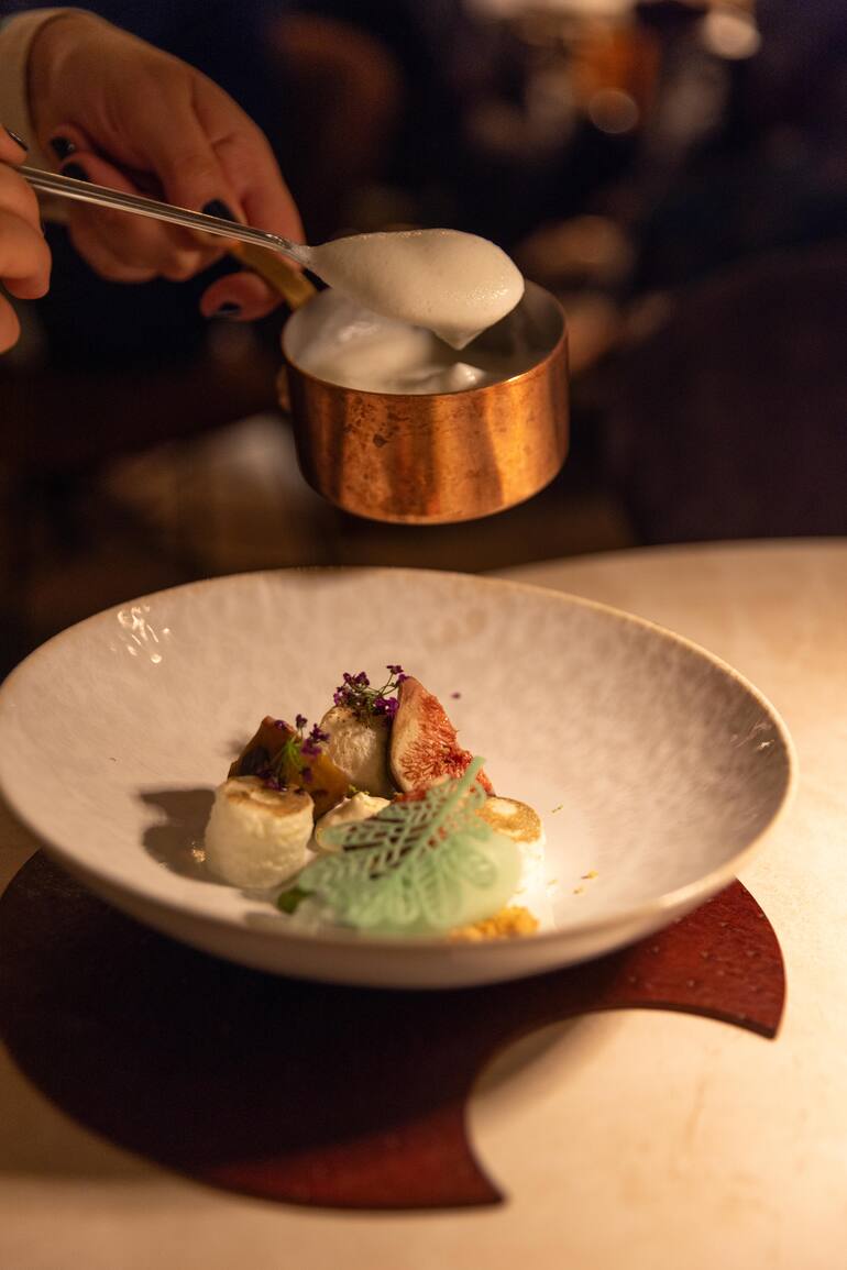 En Gemellus, higos confitados con claras de huevo al vapor con lima, crema de flores, sorbete de menta y sambayón de queso blanco.