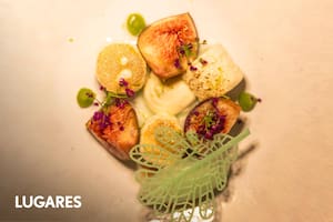 En Gemellus, higos confitados con claras de huevo al vapor con lima, crema de flores, sorbete de menta y sambayón de queso blanco.