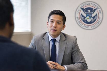En general, durante la entrevista con el Uscis se abordan temas como la solicitud, las preguntas sobre sus antecedentes personales y la sección de educación cívica, entre otros