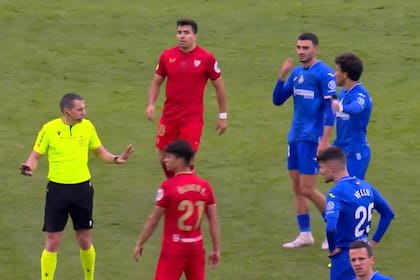 En Getafe-Sevilla, Marcos Acuña fue insultado y el árbitro detuvo el partido.
