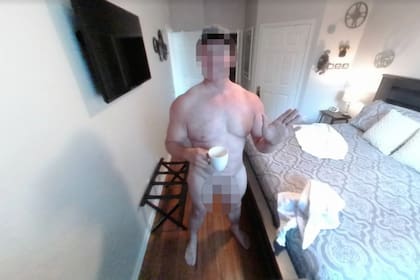 En Google Maps apareció la imagen de un hombre completamente desnudo (Crédito: The Sun)