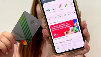 En Grab se pueden realizar pagos sin efectivo, tanto al escanear un código QR con la aplicación en una tienda o con una tarjeta física vinculada a la cuenta.