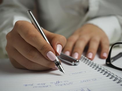 En grafología un solo rasgo aislado no define la personalidad por completo; se requiere evaluar la presión del lápiz, la inclinación y el ritmo general de la escritura para obtener un perfil diagnóstico preciso