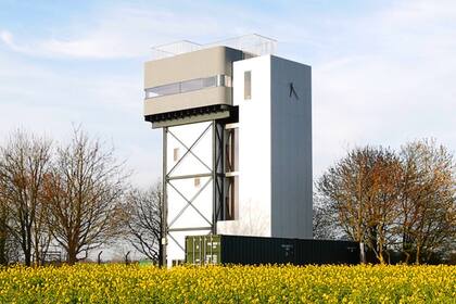 En Gran Bretaña, una casa construida en una torre de agua fue destacada como una de las mejores construcciones de país en un reality show