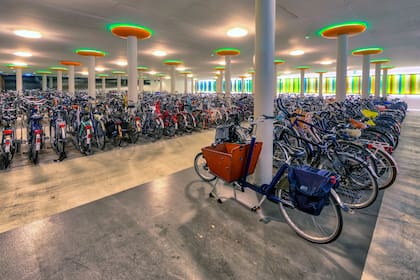 En Groningen, un moderno estacionamiento subterráneo de bicicletas