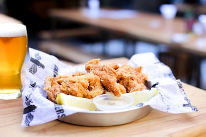 En Growlers, los chicken tenders vienen marinados en cerveza
