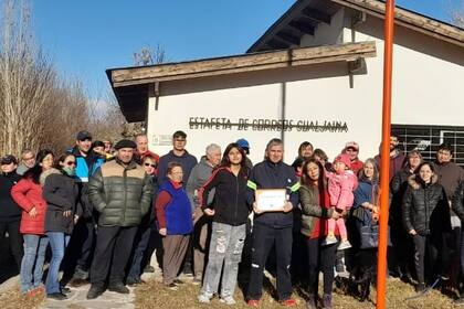 En Gualjaina, Chubut, la estafeta postal cerró y el pueblo se congregó para despedir a su cartero, Rogelio Hube