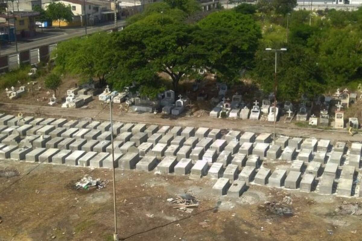 En Guayaquil, Ecuador, tuvieron que construirse nuevas tumbas ante la elevada cifra de muertos por covid-19.