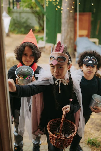 En Halloween es tradición que los niños salgan disfrazados a pedir dulces (Pexels / YaroslavShuraev)
