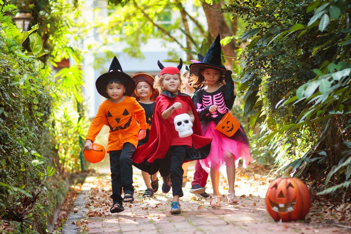 En Halloween, los niños se disfrazan de personajes de terror para salir a pedirles dulces a sus vecinos