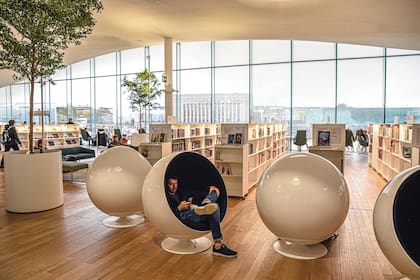 En Helsinki, la capital de Finlandia, país en el que cada habitante lee en promedio 48 libros por año, un flamante edificio que costó 100 millones de euros atrae a gente de todas las edades que comparte su pasión por la lectura. Un espacio de encuentro y sociabilidad que es un ejemplo de vanguardia