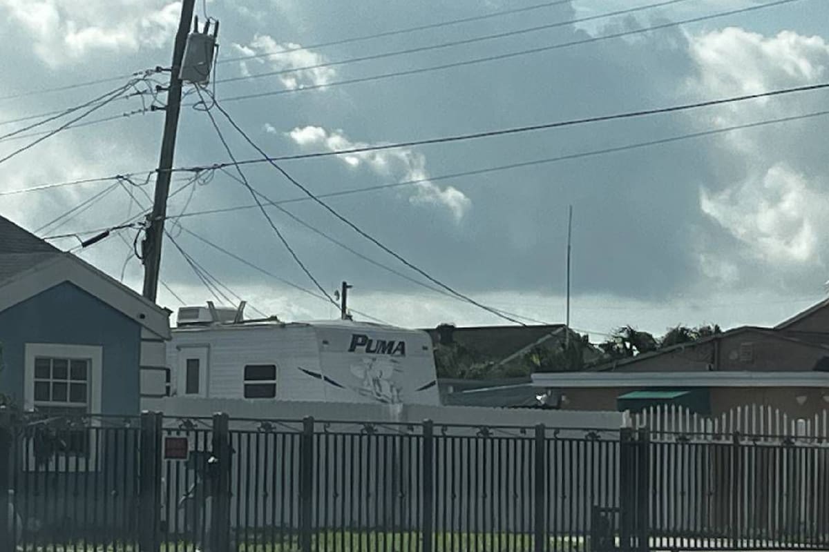 En Hialeah es común ver casas rodantes y botes que se usan como vivienda