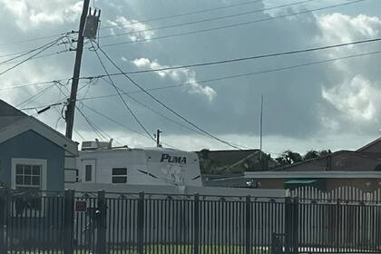 En Hialeah es común ver casas rodantes y botes que se usan como vivienda
