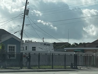 En Hialeah, es común ver casas rodantes y botes que se usan como vivienda en los patios de las casas