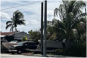 En Hialeah, es común ver casas rodantes y botes que se usan como vivienda en los patios de las casas