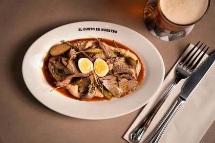 En Hierro Bodegón, uno de sus platitos más pedidos y deseados es el vitello tonnato con un fondo de carne, lomo feteado, salsa de atún y anchoas, alcaparras, alcaparrones y huevo de codorniz