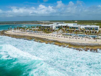En Hilton Tulum Riviera Maya los pasajeros acceden a check-in privado, zonas de playa y una piscina privada y opciones gastronómicas con menú exclusivo