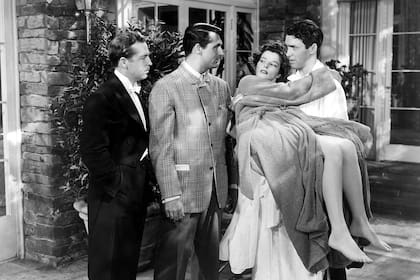En "Historia de Filadelfia" (1940), de George Cukor, a Katherine Hepburn sus tres pretendientes la obligaban a elegir entre ser “diosa, reina o estatua”