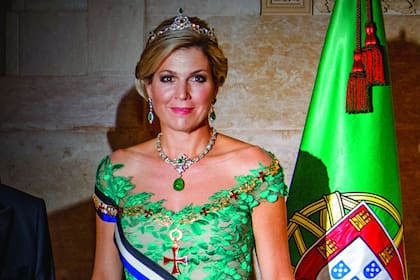 En honor al país anfitrión, Máximo llevó un vestido de encaje, con escote bote y apliques florales, cuyo color hacía referencia a la bandera de Portugal. Se trata de un diseño firmado por Jan Taminiau, el diseñador holandés que la vistió el día en que se convirtió en Reina